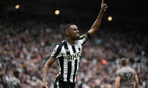 英媒：伊萨克是否留纽卡仍待定，团队成员建议他今夏仔细考虑未来