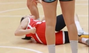 遭对手垫屁股的动作受伤离场！U19女篮球员李雨汧伤势并无大碍