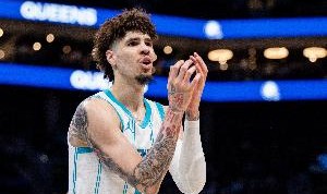 三球面临犯规困扰！黄蜂主帅：这对他来说是个很好的学习机会